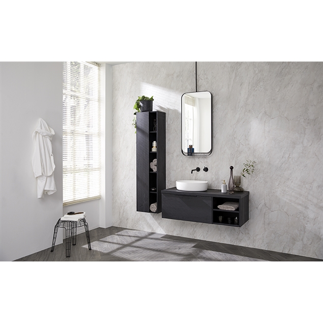 Badkamermeubel Thebalux Stone met opzet waskommen in mat wit solid surface, zwarte spiegel,  zwarte badkamer kranen en grepen op zwarte kasten
